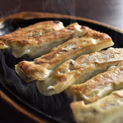 焼き小籠包にジャンボ焼き餃子等★自慢の手作り点心が大人気！