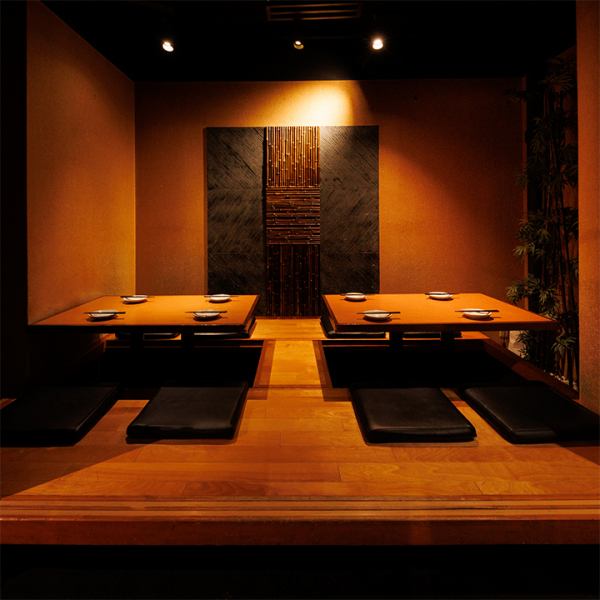 2名様からご利用頂ける掘り炬燵個室を多彩にご用意。竹を組み込んだ意匠壁が陰影を描き、空間全体に端正な品格を添える和モダン個室です。足を崩して寛げる設えで、会話と食事の時間を穏やかに整えます。