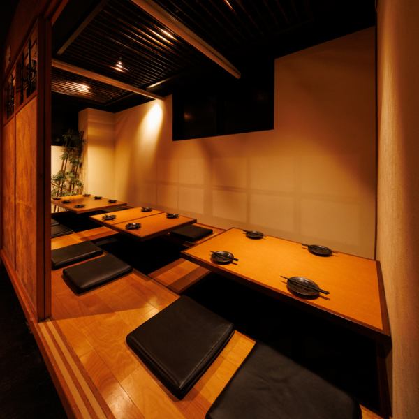 最大121名様まで対応可能な広々とした店内。席間にゆとりを持たせた配置で、少人数の飲み会から会社の宴会など、グループの集いまで心地よくお過ごしいただけます。お店の下見も随時承っております。