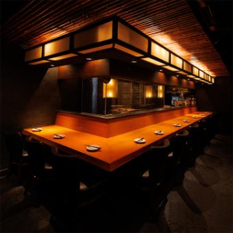 ［1～11名様］竹天井の曲線美と行灯のように灯る間接照明が、店内を静謐で上品な空気に包み込む大人のカウンター席。席間もゆったりしているので、デートや記念日にも安心してご利用いただけます。