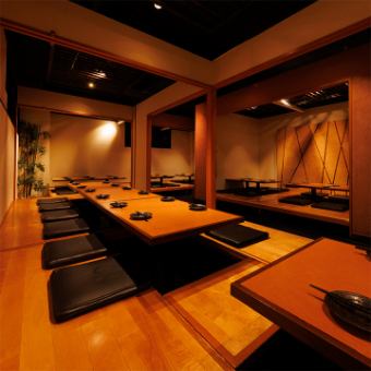 ［121名様］広々とした店内は、長テーブルでグループ利用もしやすく、会社宴会や歓送迎会、同窓会にも最適。貸切ならではの一体感で、会の趣旨に合わせて、落ち着きと華やかさを両立した宴席を叶えます。