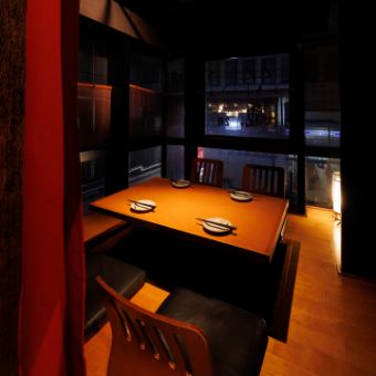 ［3～4名様］大きな窓に面した掘り炬燵個室は、街の灯りを眺めながらゆったり過ごせる隠れ家空間。少人数での飲み会や接待に、周りを気にせず会話を愉しめる距離感で、料理とお酒をゆっくり味わえます。