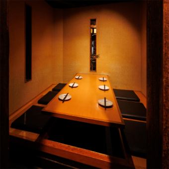 ［4～6名様］静けさを纏う少人数向き掘り炬燵個室は、仕事帰りの飲み会、女子会にもお薦め。細長い窓が空間に奥行きを生み、外の気配をさりげなく取り込みながらプライベート感をしっかり確保します。