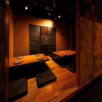 ［7～8名様］しっとり寛げる掘り炬燵個室は、足を崩して寛げる心地良さの隠れ家空間。少人数の宴会から接待、会食、女子会まで、大人の集いに上質な雰囲気の中で、寛ぎの時間をお過ごしいただけます。