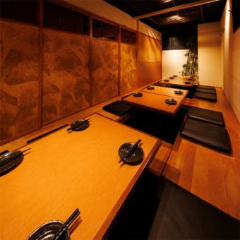 ［15～22名様］大人数の宴会に最適な掘り炬燵個室は、足を伸ばして寛げるので、会社宴会や歓送迎会、同窓会、友人同士の集まりにもお薦めです。お席に関するご質問もお気軽にお問い合わせください。