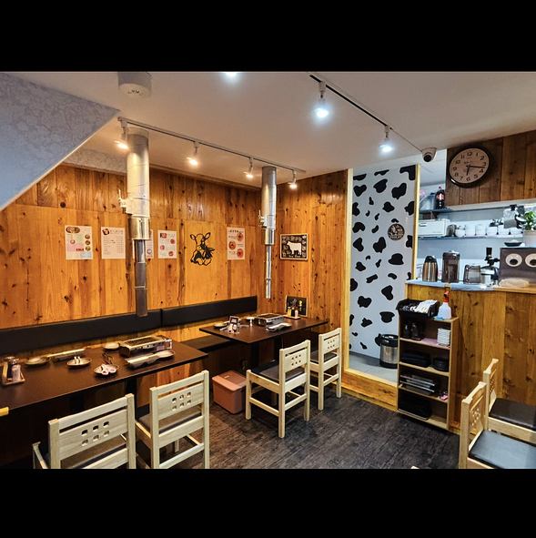 テーブル席は4名様までご利用いただける焼肉店では、ご家族でのご来店や、女子会などにもご活用いただけます。また、店内はゆったりとお過ごしいただけるようにしております。ご友人やご職場の仲間との飲みに、ぜひ当店をご賞味ください。