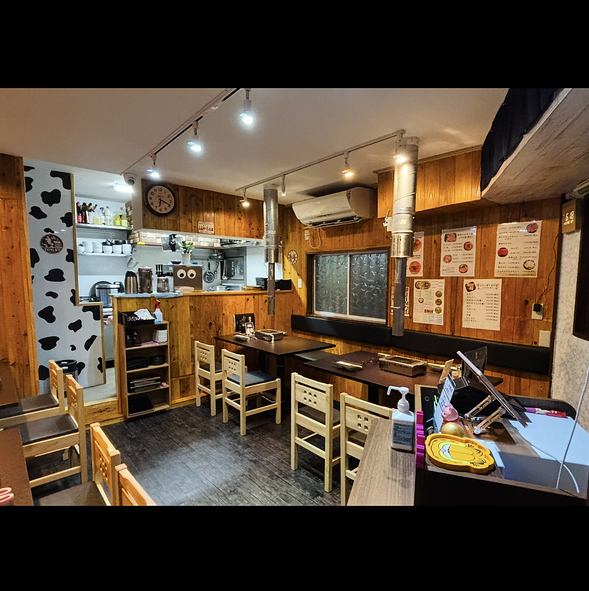 アットホームな雰囲気の店内で、ゆったりとお食事をお楽しみいただけるように、テーブル席をご用意しております。ゆったりとしたお時間をお過ごしください。お仕事帰りや、ご友人とのお集まりにもぴったりなお店です。