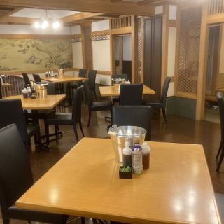 大人数から少人数まで利用できる、テーブル席をご用意！※画像は系列店になります。