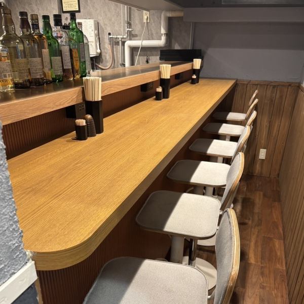 一歩足を踏み入れると、そこは昭和の温かさと現代の活気が融合した、ワクワクする空間！カウンター12席は、スタッフとの会話や調理の音、香ばしい匂いを間近で感じられる特等席です。デートや仕事帰りのサク飲みにも最適。横丁ならではの「ワイワイ感」に包まれながら、日常を忘れて楽しい夜をお過ごしいただけます。