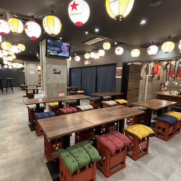 6名掛けのテーブル席を2卓ご用意。テーブルを繋げることで、最大12名様までの宴会や歓送迎会にも対応可能です！周囲の活気を感じつつ、仲間内での会話も楽しめるカジュアルな雰囲気が魅力。女子会や二次会など、どんなシーンでもご利用いただけます。※テーブル席は人気のため、お電話でお問い合わせください！