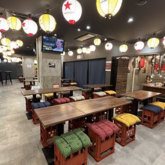 狸小路横丁の活気を感じながら、仲間内で盛り上がれる6名掛けのテーブル席を2卓ご用意しております。繋げてのご利用で、最大12名様までの宴会、飲み会、歓送迎会、二次会に最適！ご友人やご家族と、北海道の海鮮を囲んで賑やかな時間を過ごせます。※テーブル席は人気のため、お電話でお問い合わせください！