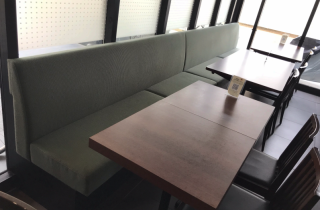 ソファー席は3卓ございます。シックな色合いのお席で、腰を落ち着けてゆっくりとお過ごしいただけます。自慢のおばんざいを中心に、定食からメニューまで美味しいお食事を様々ご用意しております。