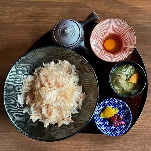 こだわりの食材を使用した定食メニューを各種ご用意！ご飯大盛り無料サービス実施中！美味しいランチを食べるなら、「猫もしゃもじも」へ！