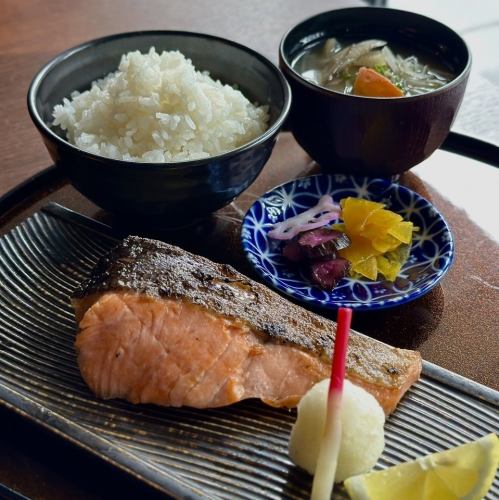 ごはんがすすむ焼き鮭定食