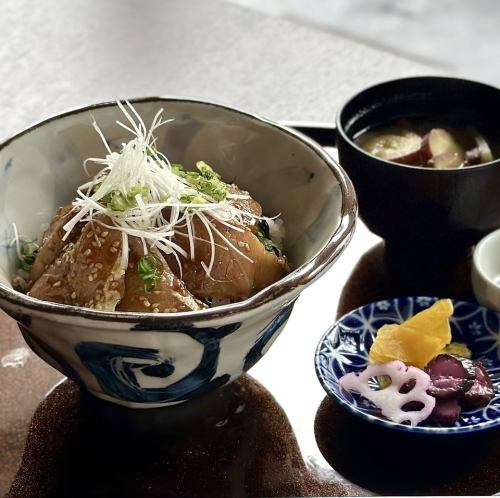 ぶりの胡麻漬け丼　おばんざいビュッフェ付き