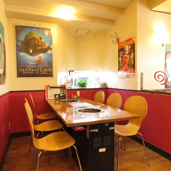 ニオイが衣服や髪に付きにくい無煙ロースターを完備し、店内にはゆったりくつろげる全50席のお座席をご用意しております。煙やニオイを気にせず焼肉を楽しめるため、歓送迎会や打ち上げ、女子会など大人数でのご宴会にも最適。落ち着いた空間で、美味しい焼肉とともに楽しいひとときをお過ごしいただけます。