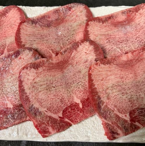 入荷困難な希少部位◆香ばしく焼き上げる至福の一皿≪和牛上タン塩≫2,900円(税込)