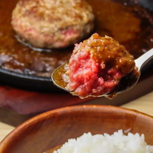 【スプーンで食べる！？とろとろハンバーグ】お肉の旨味が口の中でとろける贅沢な食感！特製ソースと一緒に