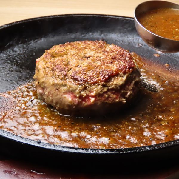 [Eat it with a spoon!? A popular restaurant serving melt-in-your-mouth hamburgers] The owner, who has tried meats from all over the country, has carefully selected "Ishigaki beef lean meat" that is packed with flavor.Using fresh meat that is packed with flavor makes for a tender hamburger steak.Therefore, we ask you to eat it with a spoon! The delicious taste of the meat melts in your mouth, creating a luxurious texture that you won't find anywhere else!