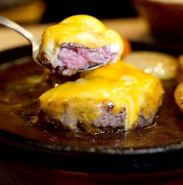 【スプーンで食べる！？とろとろハンバーグが人気のお店】全国の肉を試した店主が厳選した、旨味が凝縮している『石垣牛の赤身肉』。新鮮かつ旨味が凝縮してる肉を使うことで、とろとろハンバーグに。そのため、スプーンでお召し上がり頂いております！お肉の旨味が口の中でとろける贅沢な食感！他のお店では味わえません！