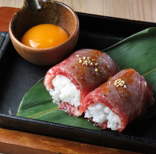 【和牛 肉巻き握り】さっと炙った和牛とホカホカのごはん。卵黄を垂らして、一口で贅沢に!