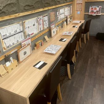 차분한 공간의 카운터 석을 준비하고 있습니다.느긋한 분위기 속에서 혼자서도 부담없이 즐길 수 있는 것이 매력입니다.친구와의 대화나 혼자의 릴렉스 타임에도 최적입니다.조용하고 차분한 환경 속에서 맛있는 요리와 함께 기분 좋은 한때를 즐길 수 있습니다.