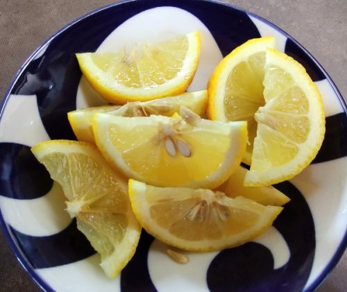 1 piece of cut lemon