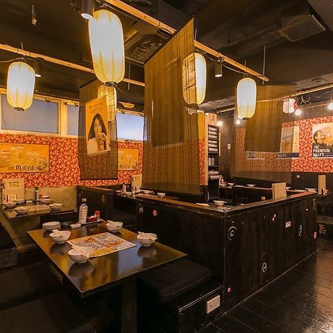 [Popular sofa seats] Sofa seats that can be slid down to create a space ♪ You can enjoy relaxing on the sofa seats at the izakaya, which is a chicken Yarrow! There are many seats for 2 to 4 people!