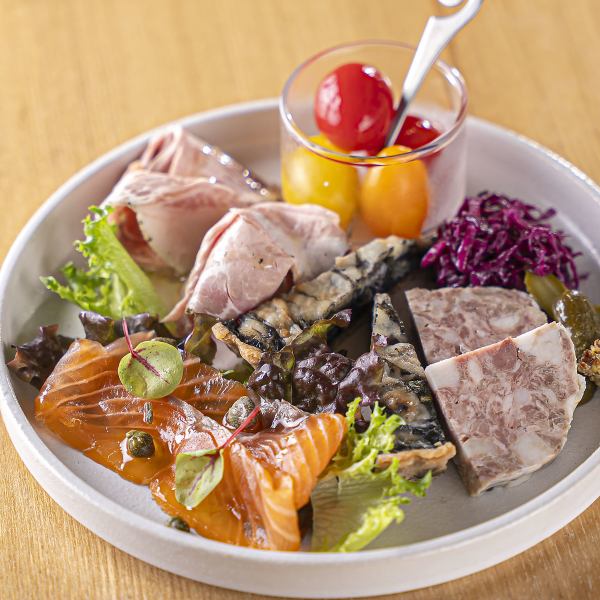 【まずはコレ！自家製のこだわりが詰まった逸品♪】　前菜盛り合わせ　1300円(税込)
