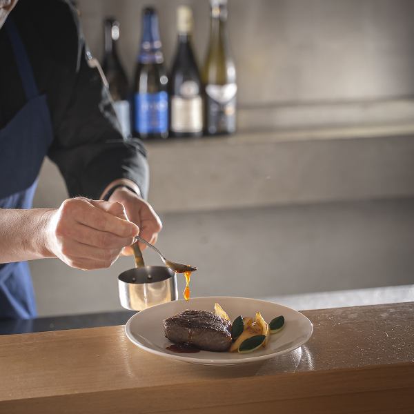 【貸切10名様からOK！】店内は10名様から貸切可能で、プライベートな空間での食事会やパーティーにオススメです。貸切に関しましてはお電話でご相談ください。グレーを基調にした落ち着いたデザインの店内で、特別な時間を仲間と過ごすことができます。お祝いやサプライズもOK！お祝い事も当店にお任せください。