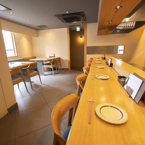テーブルのお席もございますので、友人や同僚との飲み会や女子会のご利用にもおすすめです◎ゆったり寛ぎながら楽しんでいただけます。