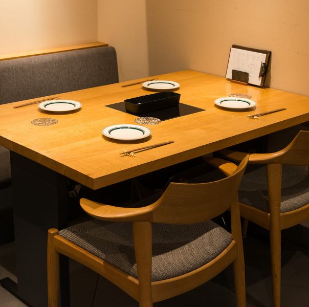 【心温まる落ち着いた空間】友人や家族との楽しい食事を楽しめるテーブル席（4名様掛けを2テーブル）もご用意ございます♪落ち着いた色合いの空間で心地よさを感じていただけます。リラックスした雰囲気の中、お食事をご提供いたします。シェアスタイルの料理囲み、心温まる時間をお楽しみください。