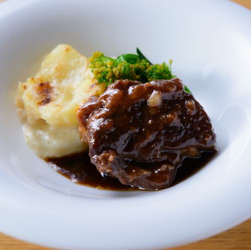 <肉>和牛赤ワイン煮込み～ドフィノワを添えて～