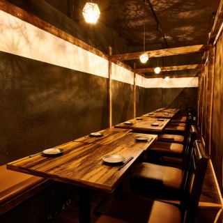 我們還設有附桌椅的私人包廂，可供大型團體使用。最多可容納 60 人！是公司年終派對、婚禮餘興派對和其他活動的理想選擇——與朋友們盡情狂歡！允許吸煙（僅限指定包廂）。允許吸普通香煙。