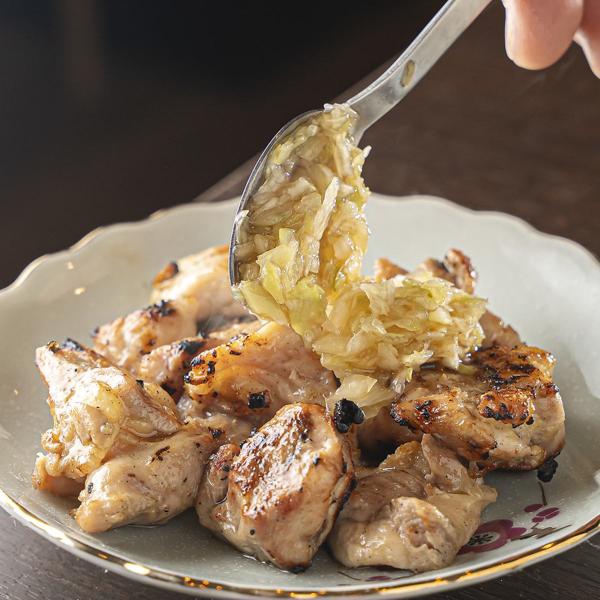 【こだわりの鶏焼肉で乾杯】上質で食べ易くお酒との相性も抜群◎