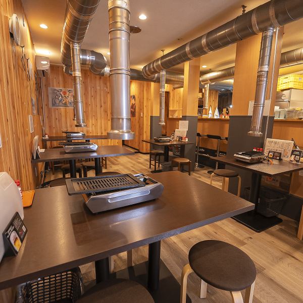 明るく開放感のあるフロアは、小さなお子様連れからご年配の方まで、三世代が気兼ねなく集まれる温かい空間です。網を囲んで賑やかに過ごせるテーブル席は、家族の会話を弾ませる特等席。世代を問わず誰もが居心地よく過ごせる、笑顔の絶えない「熱い」団らんの場を提供いたします。休日のお出かけにぜひご利用ください。