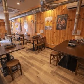 明るく開放感のあるフロアは、小さなお子様連れからご年配の方まで、三世代が気兼ねなく集まれる温かい空間です。網を囲んで賑やかに過ごせるテーブル席は、家族の会話を弾ませる特等席。世代を問わず誰もが居心地よく過ごせる、笑顔の絶えない「熱い」団らんの場を提供いたします。休日のお出かけにぜひご利用ください。