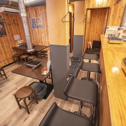 木の温もりに包まれたカウンター席は、自分専用の焼き台でじっくりとお肉と向き合える特等席です。お一人様や少人数でも、目の前で焼き上げる熱いライブ感を独占できるのが醍醐味。スタッフとの距離も近く、おすすめの部位や焼き方のコツなど、会話を楽しみながらなめらかで心地よい時間をお過ごしいただけます。