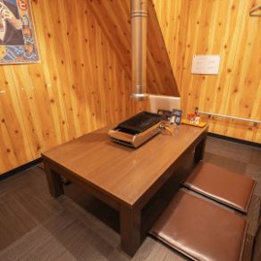 喧騒を離れた一角には、プライバシーを重視した上質な完全個室をご用意しております。和モダンな設えの落ち着いた空間は、大切なビジネスシーンや接待、深い対話が必要な会食に最適です。周囲を気にせず、ゆったりと流れる時間の中で、お相手との関係性をなめらかに構築できる、品格ある静かな空間を提供いたします。