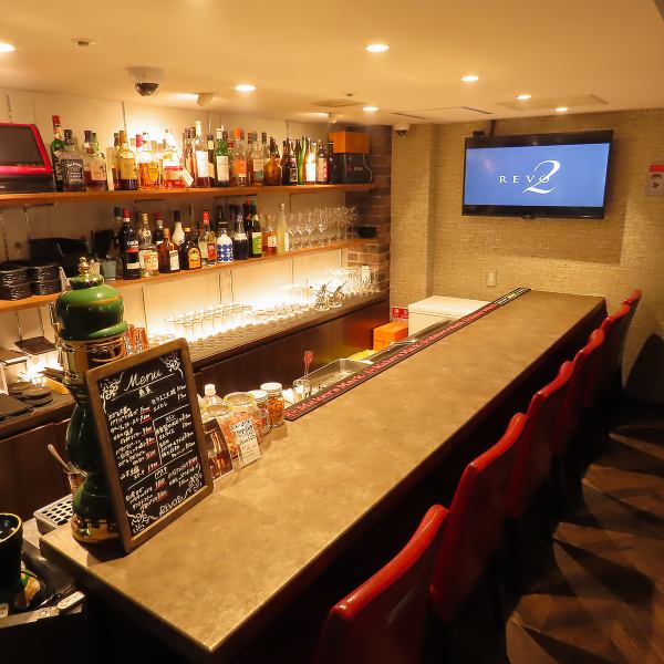 【ゆっくり楽しめるカウンター席】お一人様やデートに最適！柔らかな照明と心地よい雰囲気に包まれながら、バーテンダーが心を込めて作るドリンクを楽しめます。カウンター席は、周囲を気にせずリラックスでき、ゆっくりと過ごせますので特別な人とのひとときを大切にしたい方にぴったりな場所です。