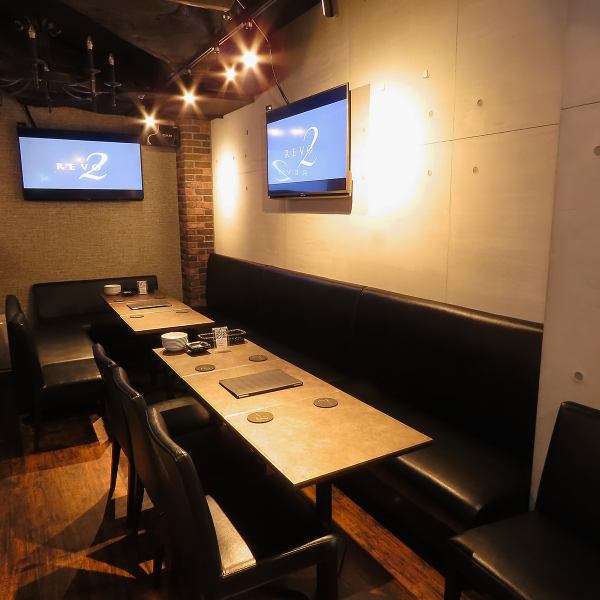 【仲間と楽しめるテーブル席】席は連結可能！4名様掛け×2と2名様掛け×1のお席は連結可能となっておりますので、広々とした落ち着いた雰囲気の空間で、友人との集まりに最適です。シックなテーブルに壁には大画面のテレビがあり、仲間とカラオケでワイワイ楽しむのにぴったりな空間です。