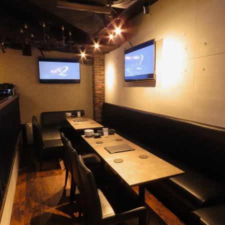 テーブル席は、4名様掛けが2つと、2名様掛けが1つご用意しており、連結も可能となっておりますので、仲間との集まりや特別なイベントに最適な空間です。シックで落ち着いたデザインの席は、リラックスした雰囲気を漂わせ、会話も弾みます。女子会やママ友などのご利用にも最適です。