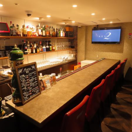 洗練された雰囲気の中でリラックスしながらお楽しみいただける特別な空間で、友人との会話や一人での静かな時間をお過ごしいただけます。豊富なお酒が並ぶバーカウンターは、魅力的なサロンのような雰囲気を演出し、心地よい空間の中、特別なひとときを提供します。