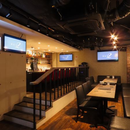 貸切は、18名様から最大24名様まで対応可能です。洗練されたデザインの空間は、落ち着いた雰囲気が漂い、特別なイベントや集まりにぴったりです。プライベート感を大切にしたこの空間では、友人や同僚と自由に楽しむことができ、特別なひとときを演出します。