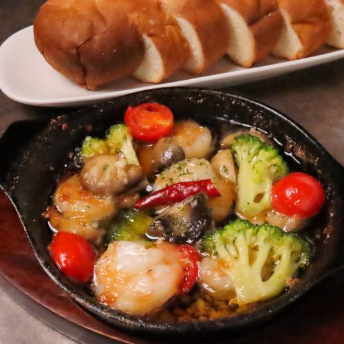 エビとマッシュルームのアヒージョ