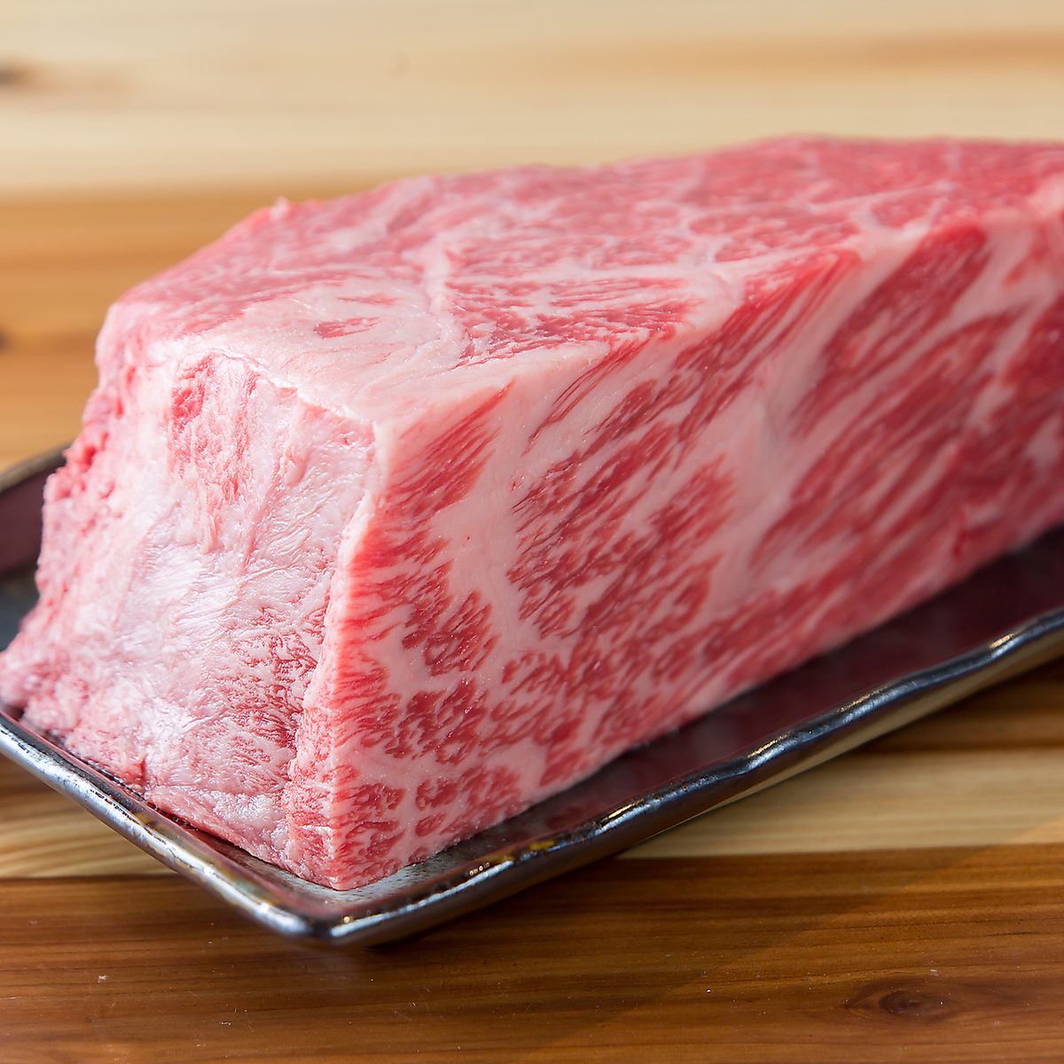 我們提供多種菜餚,包括我們的特色烤牛肉!