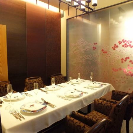 Private rooms that harmonize the Japanese beauty can change the theme for each room and enjoy seasonal rooms.Because it is a completely private room, you can relax and enjoy from important entertainment to anniversaries of important people.