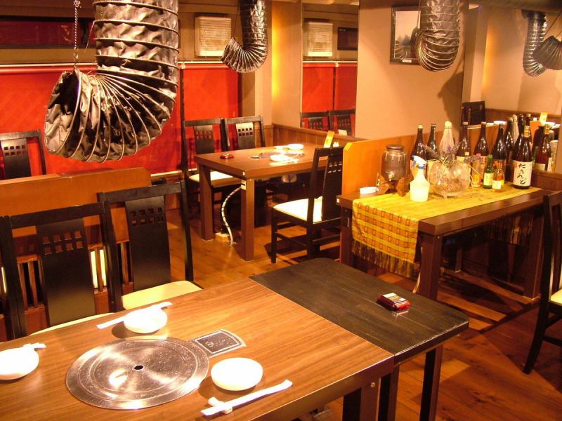餐廳的氛圍是日式的、安靜的。有可以伸展雙腿的下沉式被爐座，也有可以放鬆身心的桌座。