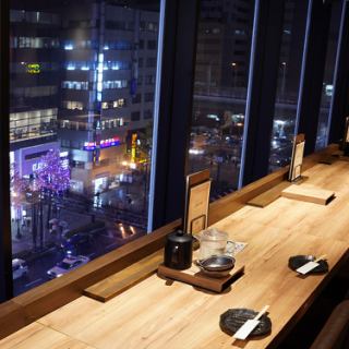 [Night view] At the counter seats facing Midosuji, you can enjoy sukiyaki while looking at the city of Namba.Recommended for dating!