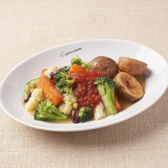 Warm vegetables with butter flavor and fried potatoes